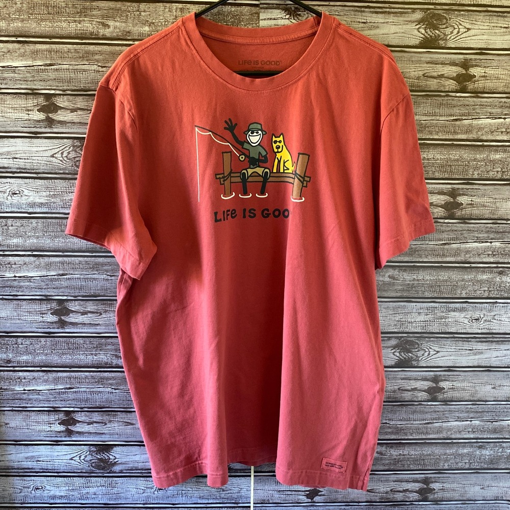 Life Is Goodโ Men's Short-Sleeved Crusher Tee Size XL Red Fishing Dog